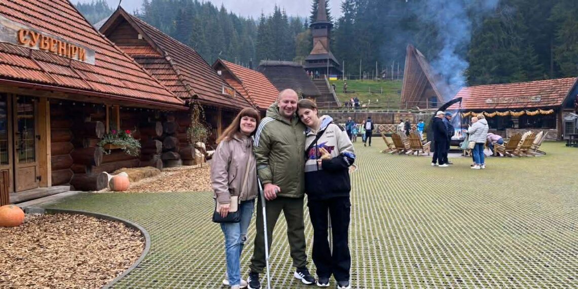 На фото ( де він з родиною): Олександра завжди підтримують його дружина Марина та донечка Валерія. Фото з сімейного архіву.