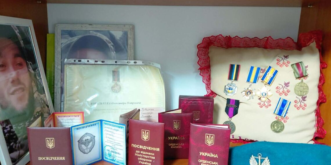 На фото: За сумлінну службу Олександр Ковальчук нагороджений відзнаками оперативного командування «Південь», «Хрест розвідки», медалями «Захиснику Вітчизни», «За поранення», орденом «За мужність» ІІІ і посмертно – ІІ ступеня. Фото з домашнього архіву.