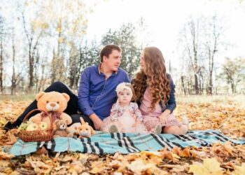 На фото: Олексій мріяв, щоб у його донечок було власне житло. Для цього він з кожної зарплати відкладав певну суму. Цю традицію нині продовжує і Світлана. Фото з домашнього архіву.