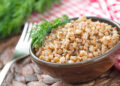 Якщо регулярно їсти гречану кашу, можна скинути зайву вагу. Фото: zemliak.com