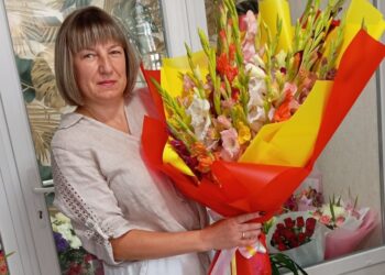 «Гладіолуси – одні з моїх найулюбленіших квітів, – зізнається Людмила Сагієнко. – Вони приваблюють своєю величністю, вишуканістю, елегантністю. Це дійсно королівська квітка. Букети з гладіолусів – завжди гарні, розкішні». Фото з архіву осподині.
