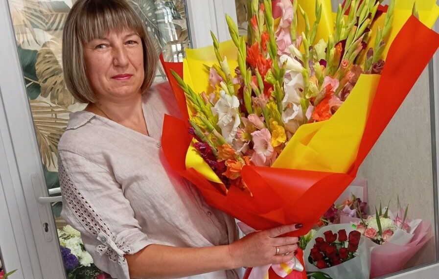 «Гладіолуси – одні з моїх найулюбленіших квітів, – зізнається Людмила Сагієнко. – Вони приваблюють своєю величністю, вишуканістю, елегантністю. Це дійсно королівська квітка. Букети з гладіолусів – завжди гарні, розкішні». Фото з архіву осподині.