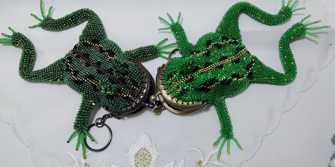 Яскраві монетниці-жабки поки не набридають