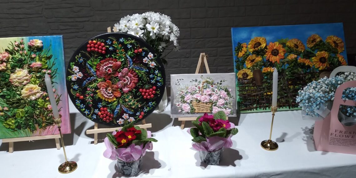 Ольга Мартинова перетворює звичайну тканину на унікальні витвори мистецтва, де кожні квітка, листок і бутон вишиті вручну, з любов’ю та особливою увагою до деталей. Фото з архіву майстрині.