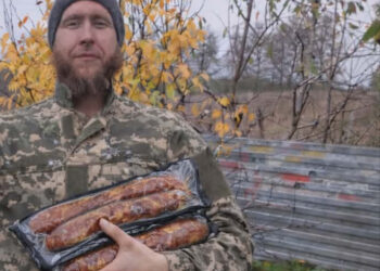 Ветеран російсько-української війни Андрій Данілєвський виготовляє крафтову ковбасу під власною торговою маркою «Копчена свинка».