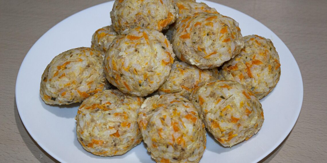 Щоб котлети з минтая були соковитими, потрібно додати в них моркву, цибулю, молоко, сметану або вершки. Фото: pixabay.com