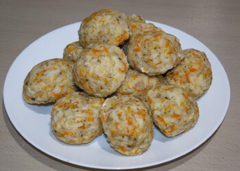 Щоб котлети з минтая були соковитими, потрібно додати в них моркву, цибулю, молоко, сметану або вершки. Фото: pixabay.com