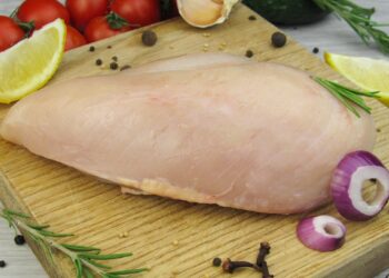 Щоб куряче філе було соковитим та м’яким, його можна спершу замаринувати. Фото: pixabay.com