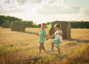 У селі з ранку до пізнього вечора дітлахи були у розпорядженні самих себе. Фото ілюстративне: pixabay.com