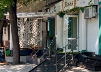 У березні минулого року у Миколаєві з’явилося кафе «Зілля», де є всі умови для відпочинку людей на кріслах колісних, з особливостями харчування. Фото з архіву Анастасії Зосімової.