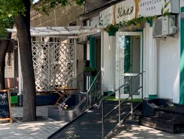 У березні минулого року у Миколаєві з’явилося кафе «Зілля», де є всі умови для відпочинку людей на кріслах колісних, з особливостями харчування. Фото з архіву Анастасії Зосімової.