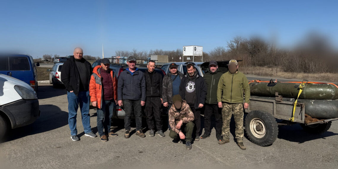 На фото: Віталій Клак з командою волонтерів наприкінці березня цього року відвідали понад 20 підрозділів, де виконують бойові завдання воїни-земляки. Фото зі сторінки Фейсбук Віталія Клака.