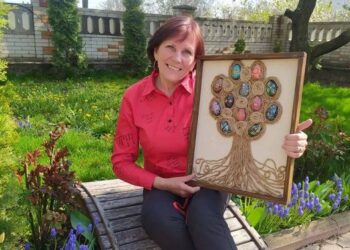 Майстриня Марія Цимбалюк і її картина «Родинне дерево». Фото автора.