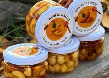 «Кожен відгук – для нас це більше, ніж просто слова. Ми щиро радіємо, коли ви пишете, що подарунок вдався, що дитина їсть із задоволенням, що листівка викликала усмішку. Саме завдяки вам ми ростемо і вкладаємо у кожну баночку не лише якість, а й душу», – каже Олексій Мельніченко. Фото з архіву священника.