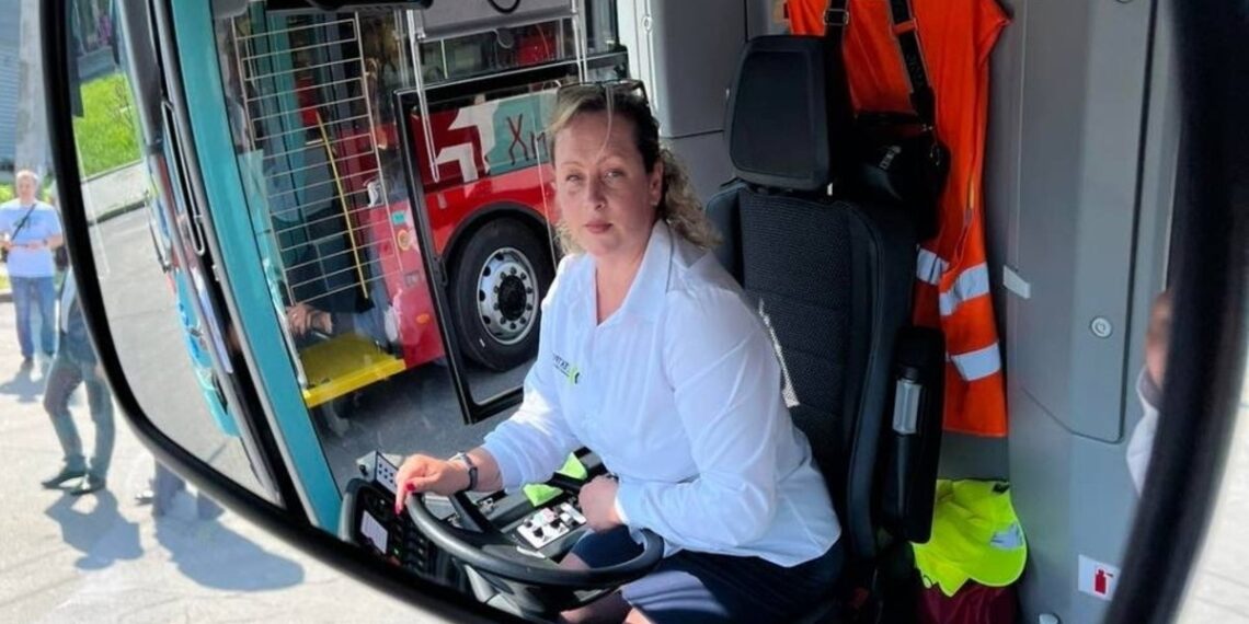 : З вересня 2022 року Ольга Бондар виходить на маршрути міста за кермом тролейбуса. Фото надане Ольгою Бондар.