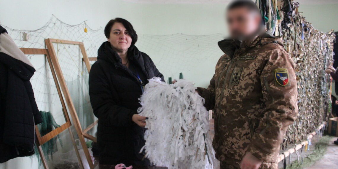 «Ми не в’яжемо необхідну кількість маскувальних сіток не тому, що люди не встигають, а тому, що лише на закупівлю сіток-основ на місяць (без тканини) потрібно більше ста тисяч гривень. І ще потрібно чекати, поки доставлять», – каже Віталія Веремієнко. Фото з архіву волонтерки.