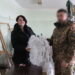 «Ми не в’яжемо необхідну кількість маскувальних сіток не тому, що люди не встигають, а тому, що лише на закупівлю сіток-основ на місяць (без тканини) потрібно більше ста тисяч гривень. І ще потрібно чекати, поки доставлять», – каже Віталія Веремієнко. Фото з архіву волонтерки.