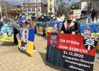 Рідні постійно приходять на акції «Поверніть героїв з полону / Знайдіть безвісти зниклих». Фото: ТРК «Місто».