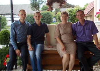 Поки сини росли, мама Антоніна була поруч – удома. Фото з домашнього архіву.