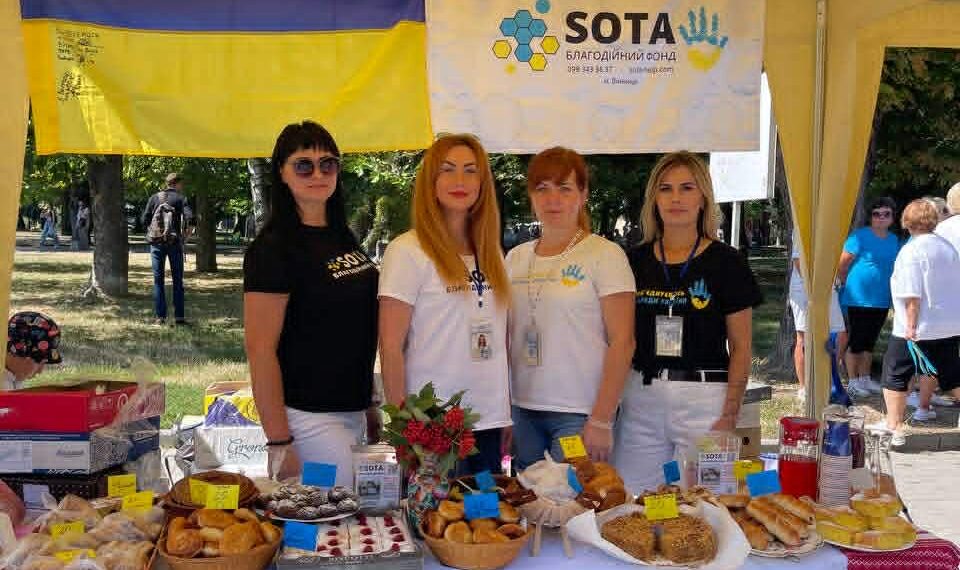 На фото: На благодійному ярмарку спільно з міською радою волонтери продавали смаколики, збираючи допомогу для бійців. Фото з архіву волонтерки.