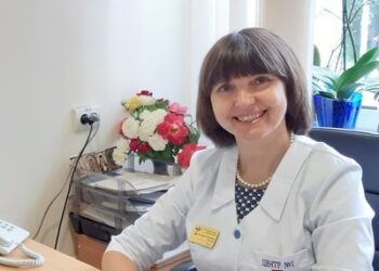 «Тривога, депресія або емоційна втома теж виснажують нервову систему. Людина може спати достатньо, але все одно прокидатися «розбитою» та знесиленою», – каже Валентина Григорівна. Фото з архіву лікарки.