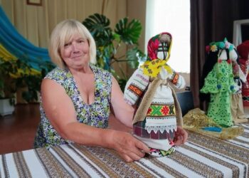 На фото: Олена Філіпчук виготовила навіть ляльки-мотанки за драмою-феєрією Лесі Українки «Лісова пісня». Фото: Суспільне Луцьк.