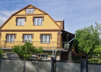 Ще так недавно з любов'ю збудований дім сповнювався справжнім щастям
