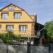Ще так недавно з любов'ю збудований дім сповнювався справжнім щастям