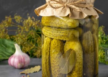 Якщо під час приготування консервації в банці залишилося повітря, тиск зсередини спровокує здуття та подальший вибух. Фото: .istockphoto.com