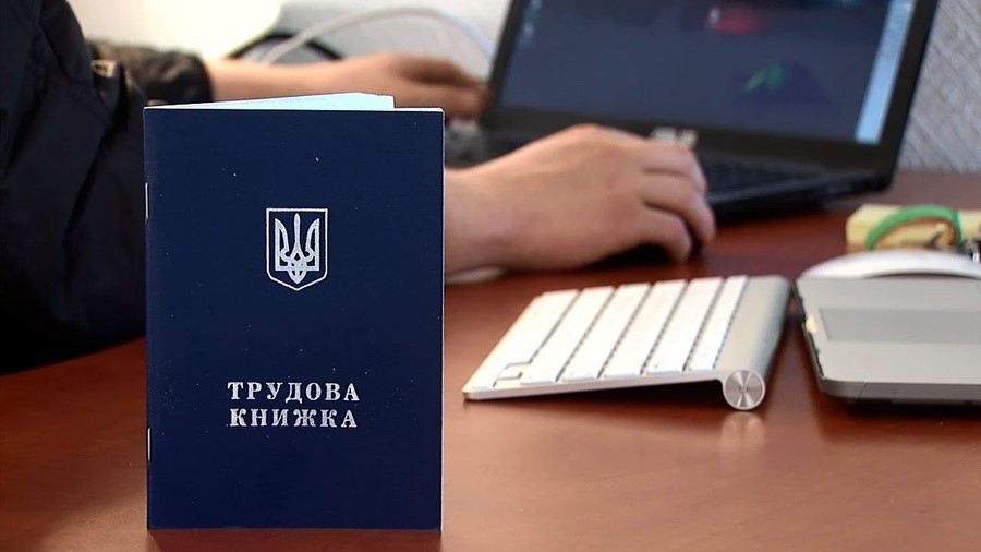 Паперові документи й надалі залишаються чинними, зокрема для підтвердження стажу до 1 січня 2004 року під час призначення пенсії. Фото: city.cv.ua