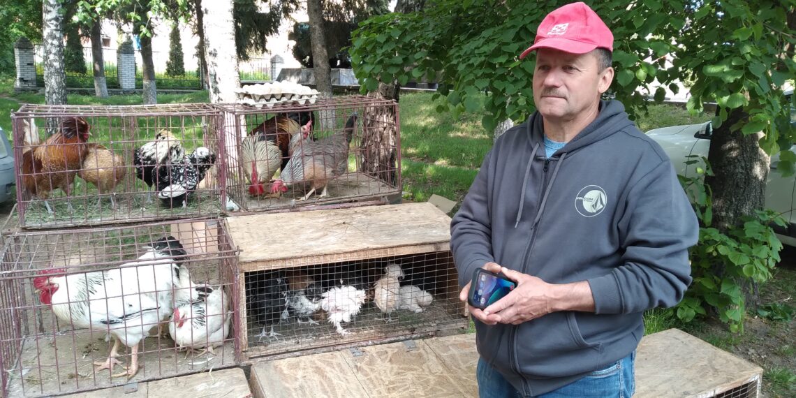 Юрій Гетьман на виставці-ярмарку декоративних птахів і домашніх тварин. Фото з архіву птахівника.