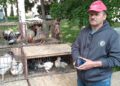 Юрій Гетьман на виставці-ярмарку декоративних птахів і домашніх тварин. Фото з архіву птахівника.