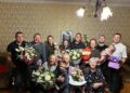 На фото: «Усім своїм дітям ми давали можливість обирати свій шлях у житті", каже мама Олена Василенко. Фото з родинного архіву.