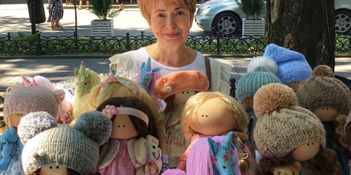 Її ляльки – це ожилі шматочки дитинства, в які вона вплітає усю нерозтрачену ніжність, найкращі голландські тканини та власне серце.