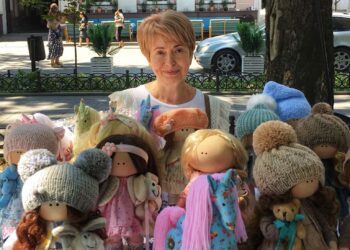 Її ляльки – це ожилі шматочки дитинства, в які вона вплітає усю нерозтрачену ніжність, найкращі голландські тканини та власне серце.
