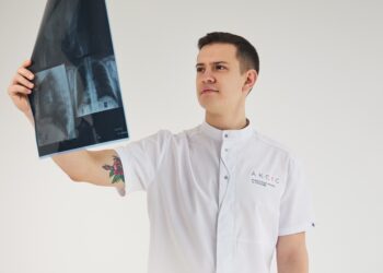 «Кінезіотерапія – це напрямок у медицині, який допомагає організму відновлюватися за допомогою фізичних вправ», – каже Владислав Кібіцький. Фото з архіву лікаря.