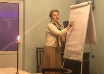 З перших років життя в селищі Лариса Миколаївна почала вивчати історію краю та монастиря, який став невід’ємною частиною її життя. Фото з архіву Лариси Наглій.