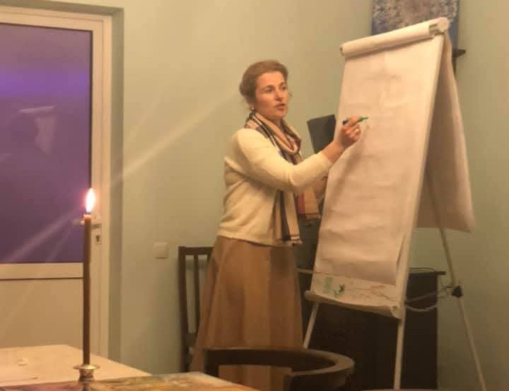 З перших років життя в селищі Лариса Миколаївна почала вивчати історію краю та монастиря, який став невід’ємною частиною її життя. Фото з архіву Лариси Наглій.