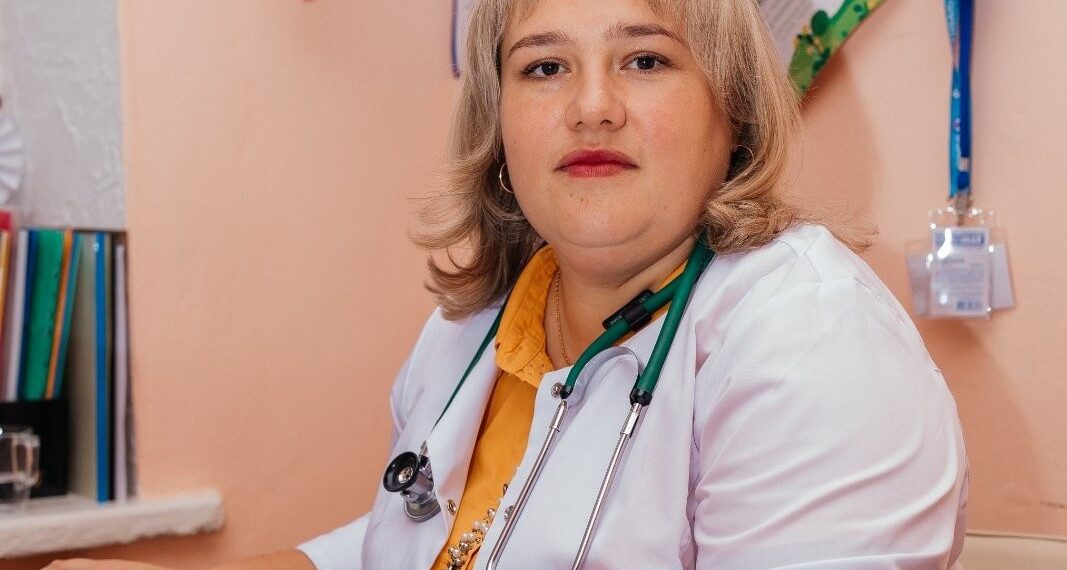 «Найголовніше завдання кожного у період спеки – запобігти зневодненню організму, для чого потрібно стежити за достатнім вживанням води», – застерігає Алла Шевчук. Фото з архіву лікарки.