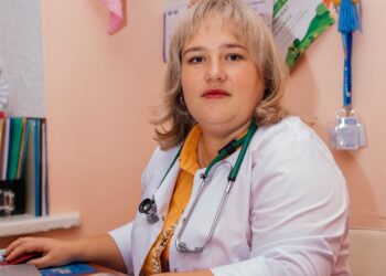 «Найголовніше завдання кожного у період спеки – запобігти зневодненню організму, для чого потрібно стежити за достатнім вживанням води», – застерігає Алла Шевчук. Фото з архіву лікарки.