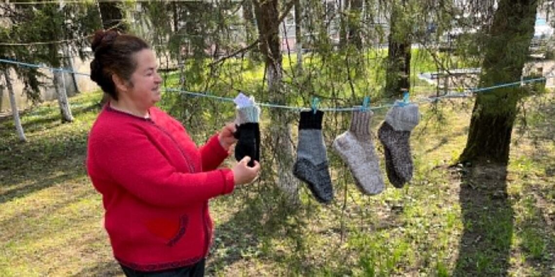 Поки її син рятує життя на передовій, вона разом зі своїм невеликим дружним військом продовжує плести тепло, любов і неминучу українську Перемогу.