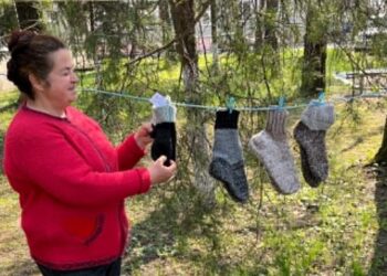 Поки її син рятує життя на передовій, вона разом зі своїм невеликим дружним військом продовжує плести тепло, любов і неминучу українську Перемогу.
