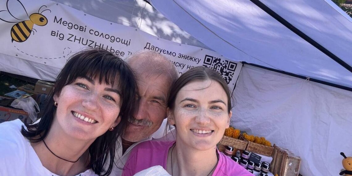 Аліна Джумига (ліворуч) із татом та сестрою Альоною (праворуч). Фото надане Аліною Джумигою.