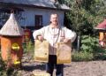 Догляд за бджолами – улюблене заняття пасічника. Фото з архіву Юрія Гетьмана.