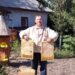 Догляд за бджолами – улюблене заняття пасічника. Фото з архіву Юрія Гетьмана.