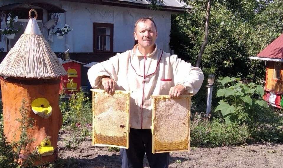 Догляд за бджолами – улюблене заняття пасічника. Фото з архіву Юрія Гетьмана.