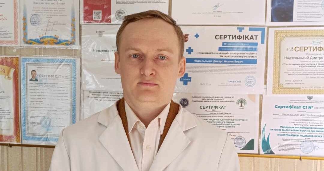 «Найчастіше тремтять руки, але тремор може виникати також у ділянці голови, тулуба чи інших частин тіла», – каже Дмитро Надзельський. Фото з архіву лікаря.