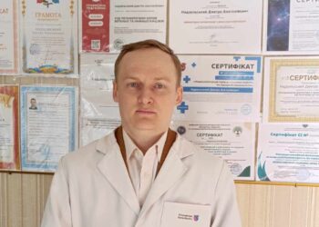 «Найчастіше тремтять руки, але тремор може виникати також у ділянці голови, тулуба чи інших частин тіла», – каже Дмитро Надзельський. Фото з архіву лікаря.