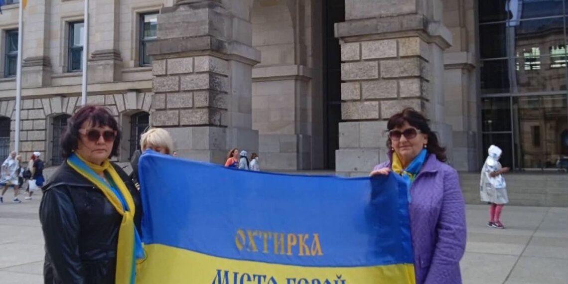 Сімдесятирічна Ольга Косарєва має особистий рекорд подорожей Україною. Торік разом з сестрою закрили вже 23-ю область. До повної мети жінка ще має відвідати Луцьк та Луганськ. Останній – неодмінно український! Фото з домашнього архіву.