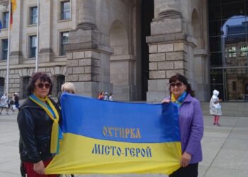 Сімдесятирічна Ольга Косарєва має особистий рекорд подорожей Україною. Торік разом з сестрою закрили вже 23-ю область. До повної мети жінка ще має відвідати Луцьк та Луганськ. Останній – неодмінно український! Фото з домашнього архіву.